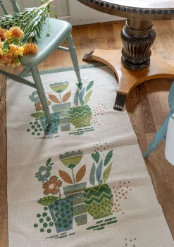 Gudrun Sjödén Teppiche|Heimtextilien>Bedruckter Läufer „Flower pots“ aus Bio-Baumwolle Staubgrün