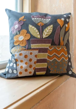 Gudrun Sjödén Kissen|Schlafzimmer Deko>Bestickte Kissenhülle „Flower pots“ aus Bio-Baumwolle Dunkelaschgrau