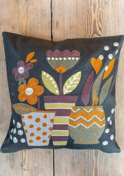 Gudrun Sjödén Kissen|Schlafzimmer Deko>Bestickte Kissenhülle „Flower pots“ aus Bio-Baumwolle Dunkelaschgrau