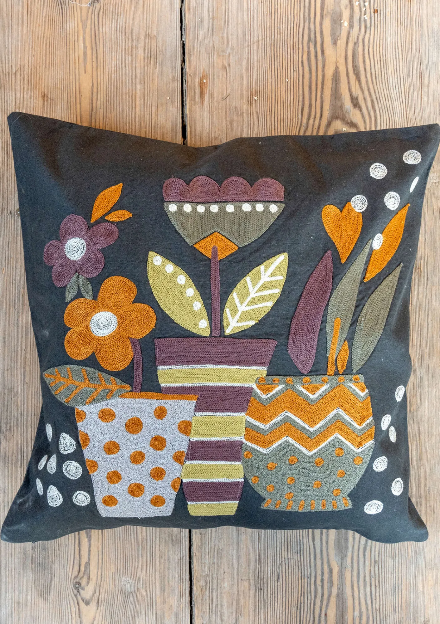 Gudrun Sjödén Kissen|Schlafzimmer Deko>Bestickte Kissenhülle „Flower pots“ aus Bio-Baumwolle Dunkelaschgrau