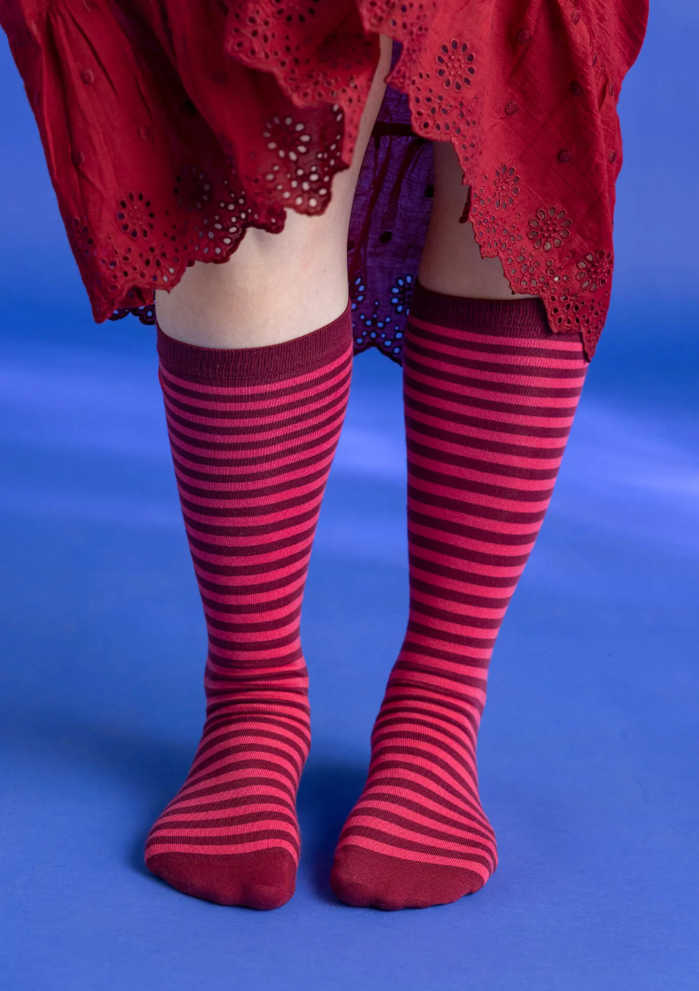 Gudrun Sjödén Accessoires>Gestreifte Kniestrümpfe aus Bio-Baumwolle Dunkelhibiskus/koralle