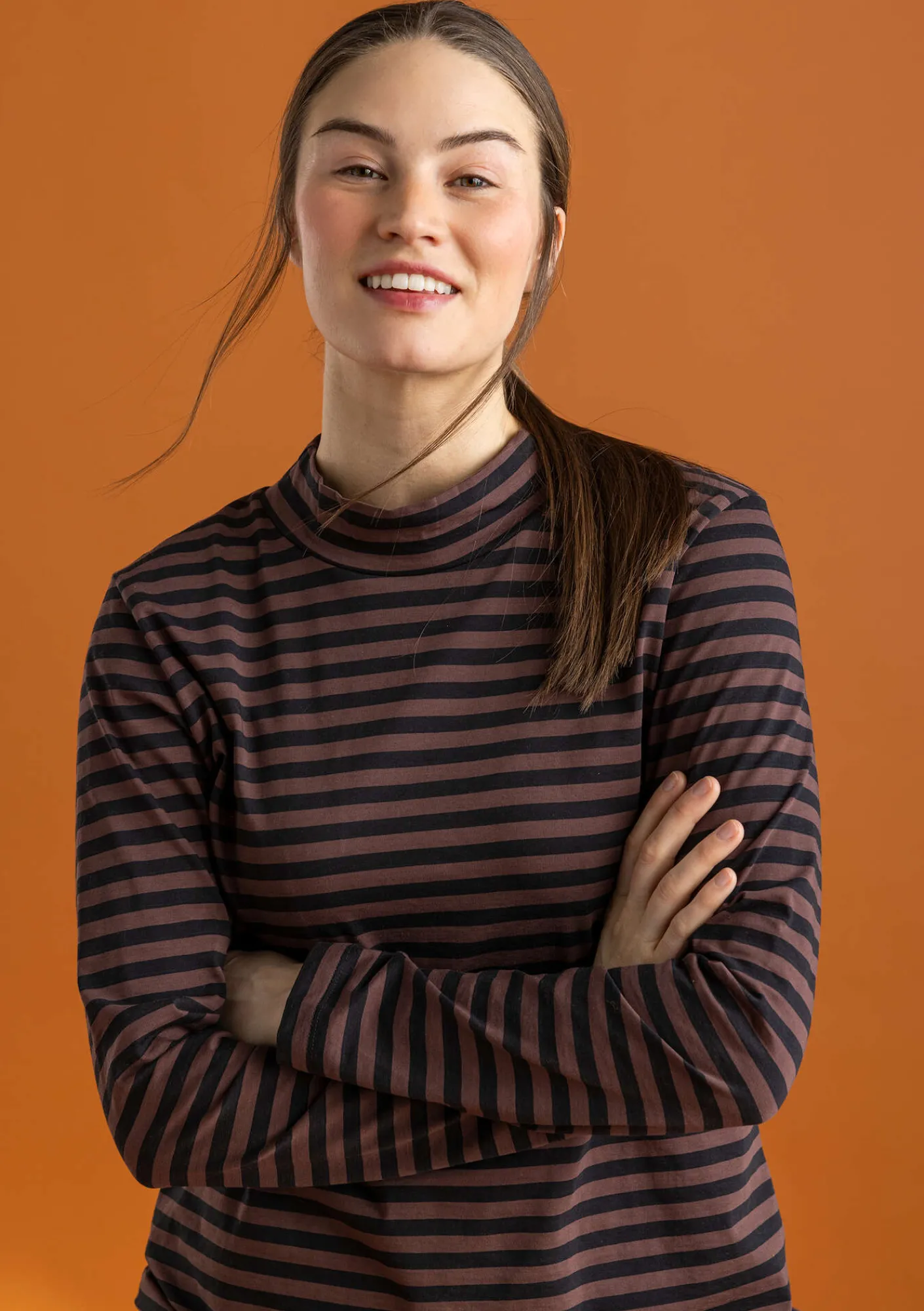 Gudrun Sjödén Pullover & Shirts>Gestreiftes Stehkragenshirt aus Bio-Baumwolle Schwarz-röstkaffee