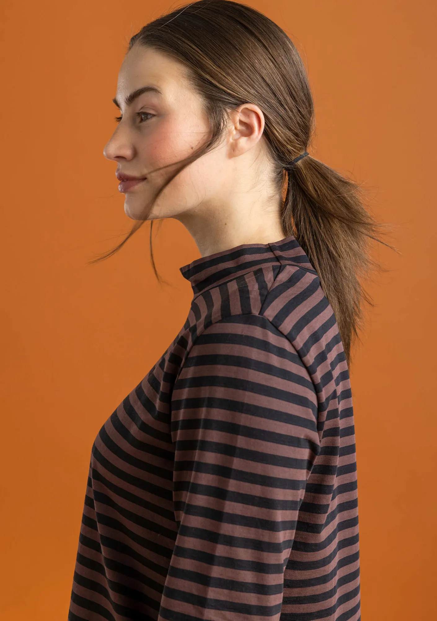 Gudrun Sjödén Pullover & Shirts>Gestreiftes Stehkragenshirt aus Bio-Baumwolle Schwarz-röstkaffee