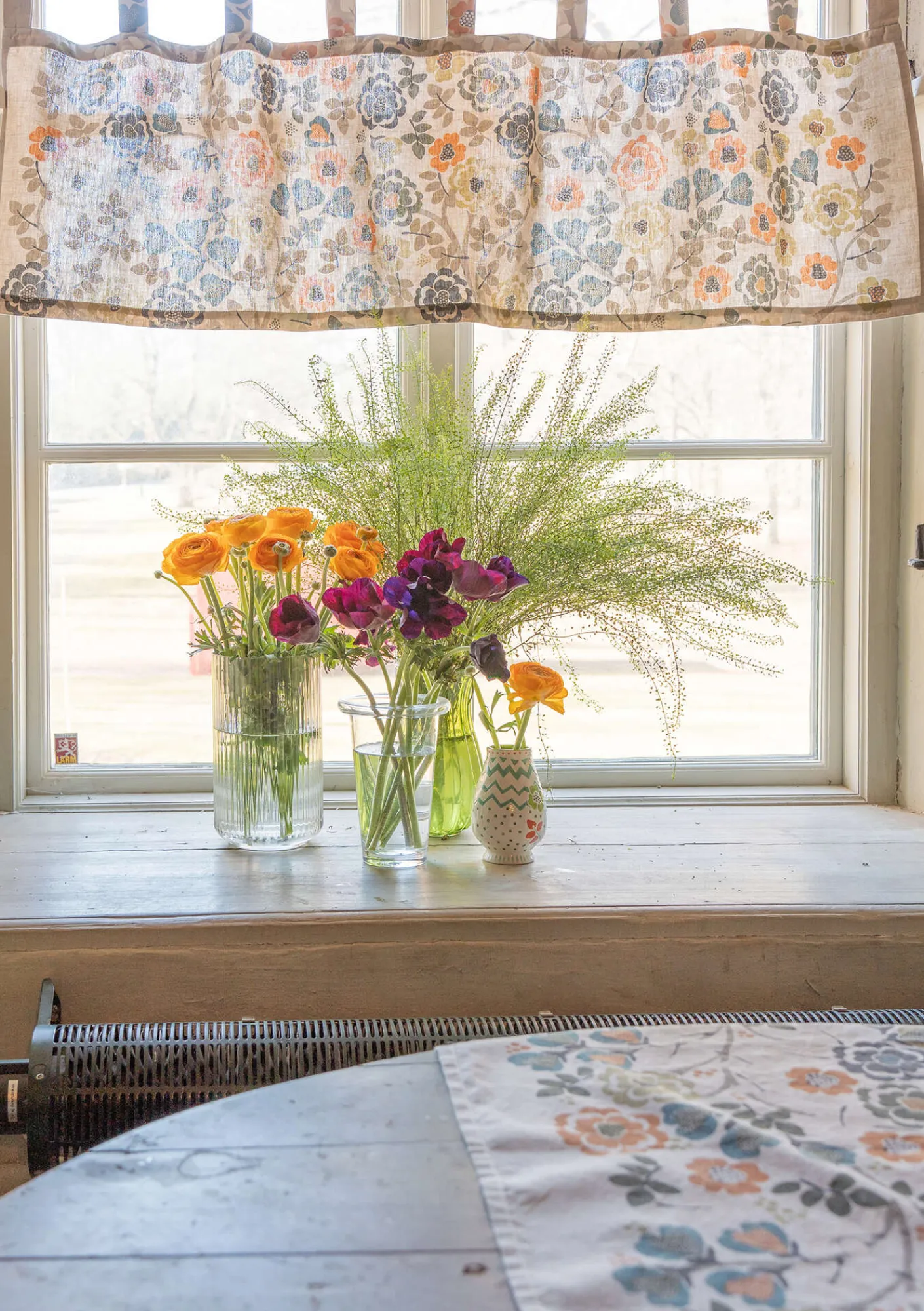 Gudrun Sjödén Gardinen|Heimtextilien>Kaffeehausgardine „Wild rose“ aus Leinen/Bio-Baumwolle Aschgrau