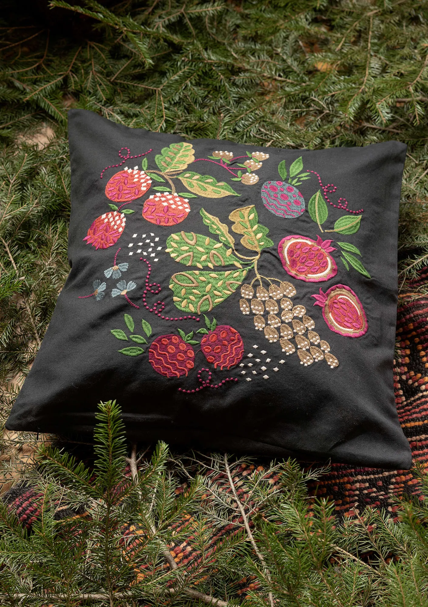 Gudrun Sjödén Schlafzimmer Deko|Küche & Esszimmer>Kissenhülle „Fruits“ aus Bio-Baumwolle Dunkelaschgrau
