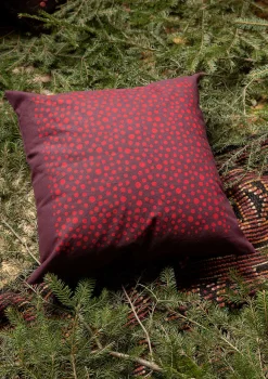 Gudrun Sjödén Kissen|Schlafzimmer Deko>Kissenhülle „Gnistra“ aus Bio-Baumwolle Aubergine