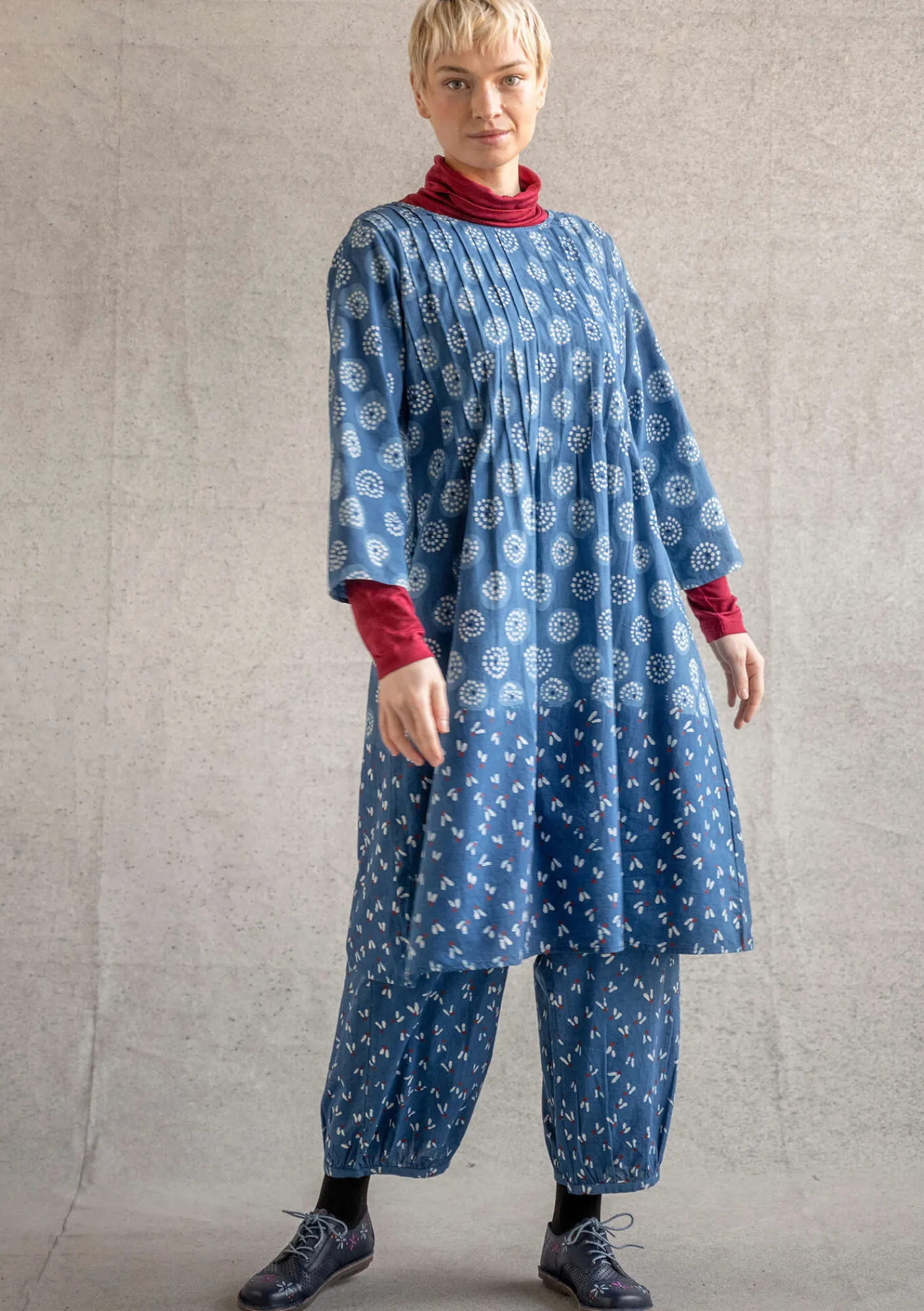 Gudrun Sjödén Kleider>Kleid „Clay“ aus Bio-Baumwollgewebe Indigo