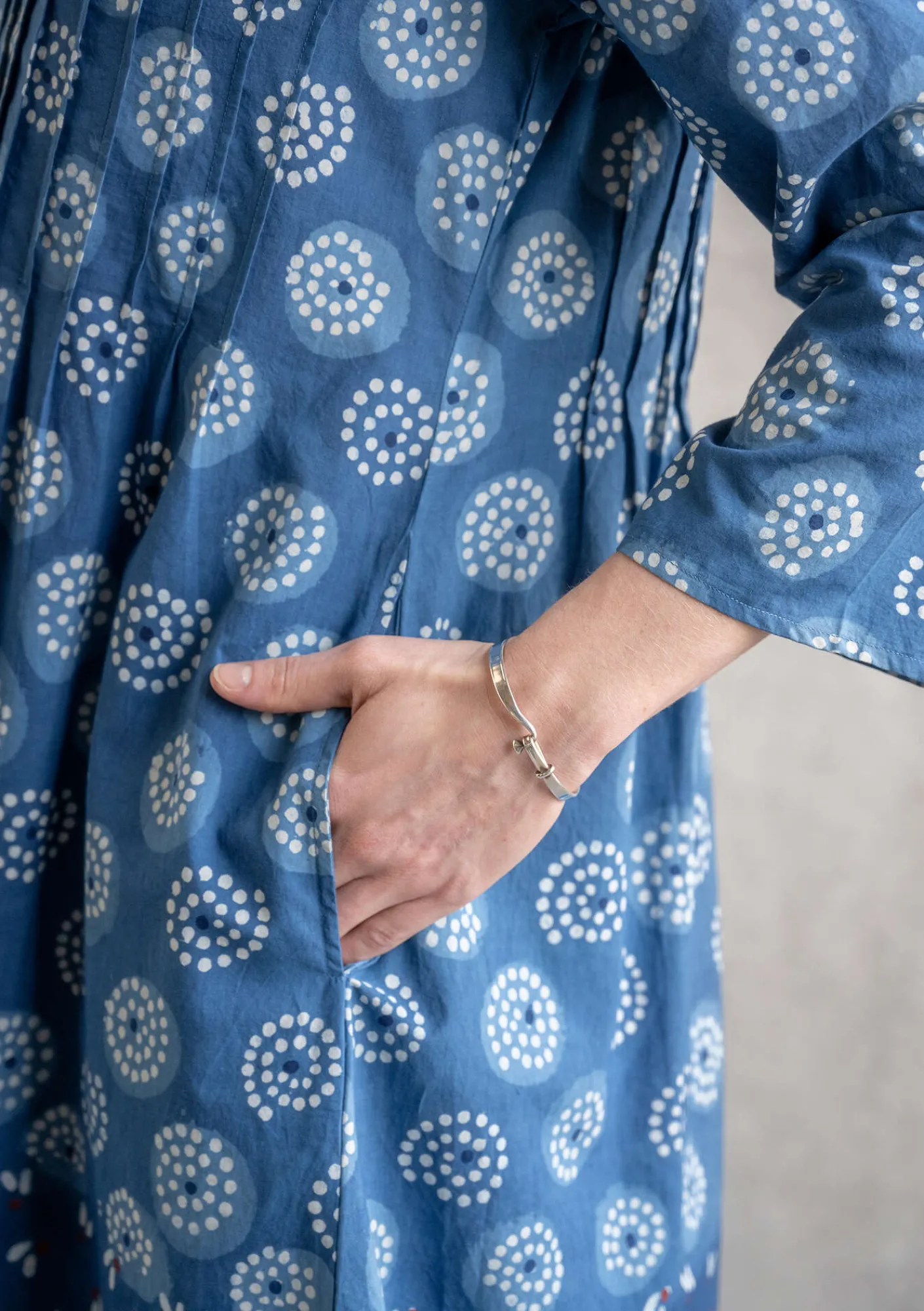 Gudrun Sjödén Kleider>Kleid „Clay“ aus Bio-Baumwollgewebe Indigo