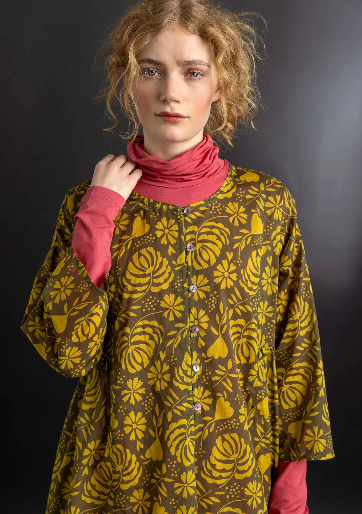 Gudrun Sjödén Kleider>Kleid „Hedda“ aus Bio-Baumwollgewebe Dunkelolive-gemustert