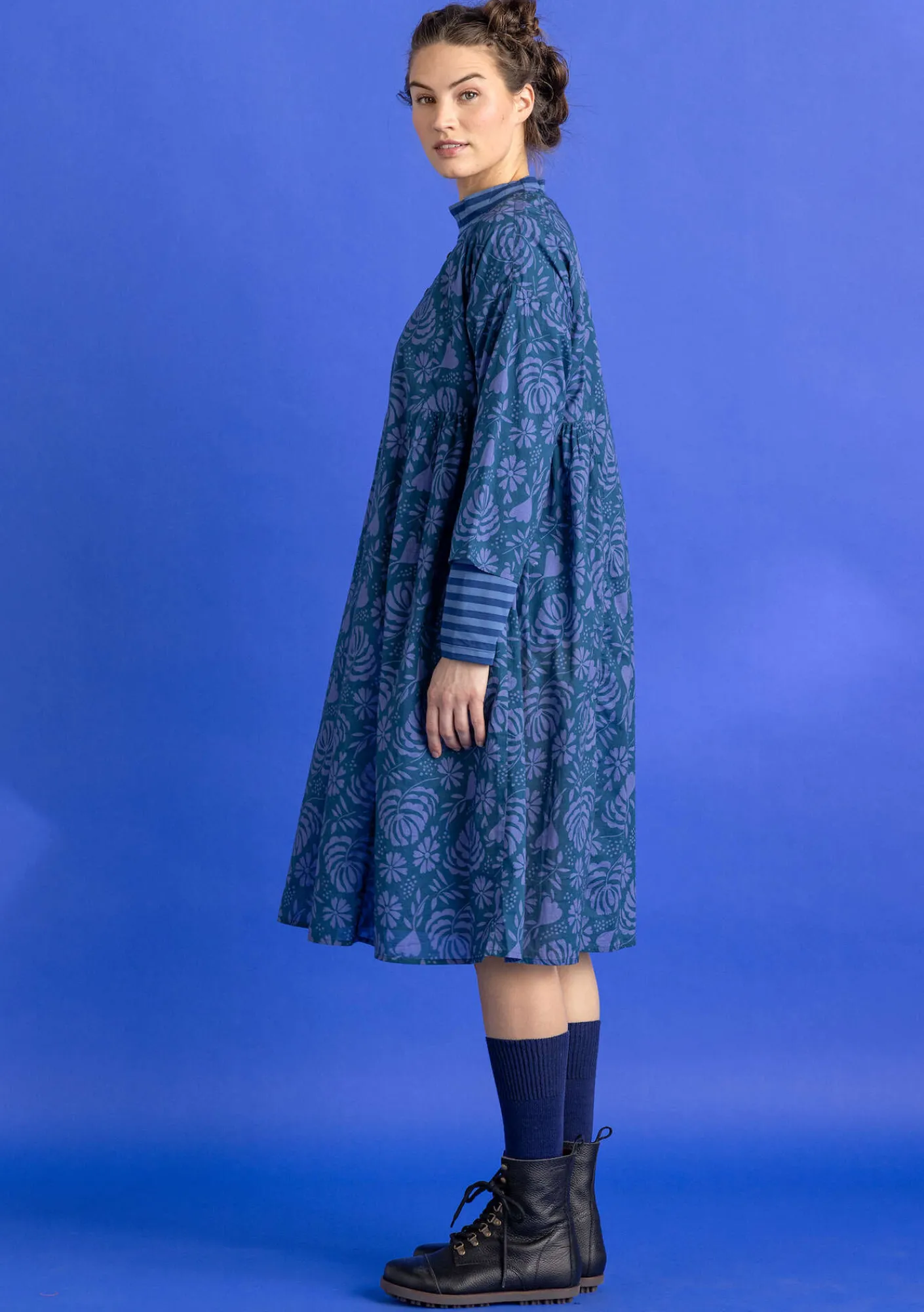 Gudrun Sjödén Kleider>Kleid „Hedda“ aus Bio-Baumwollgewebe Dunkelpetrol-gemustert