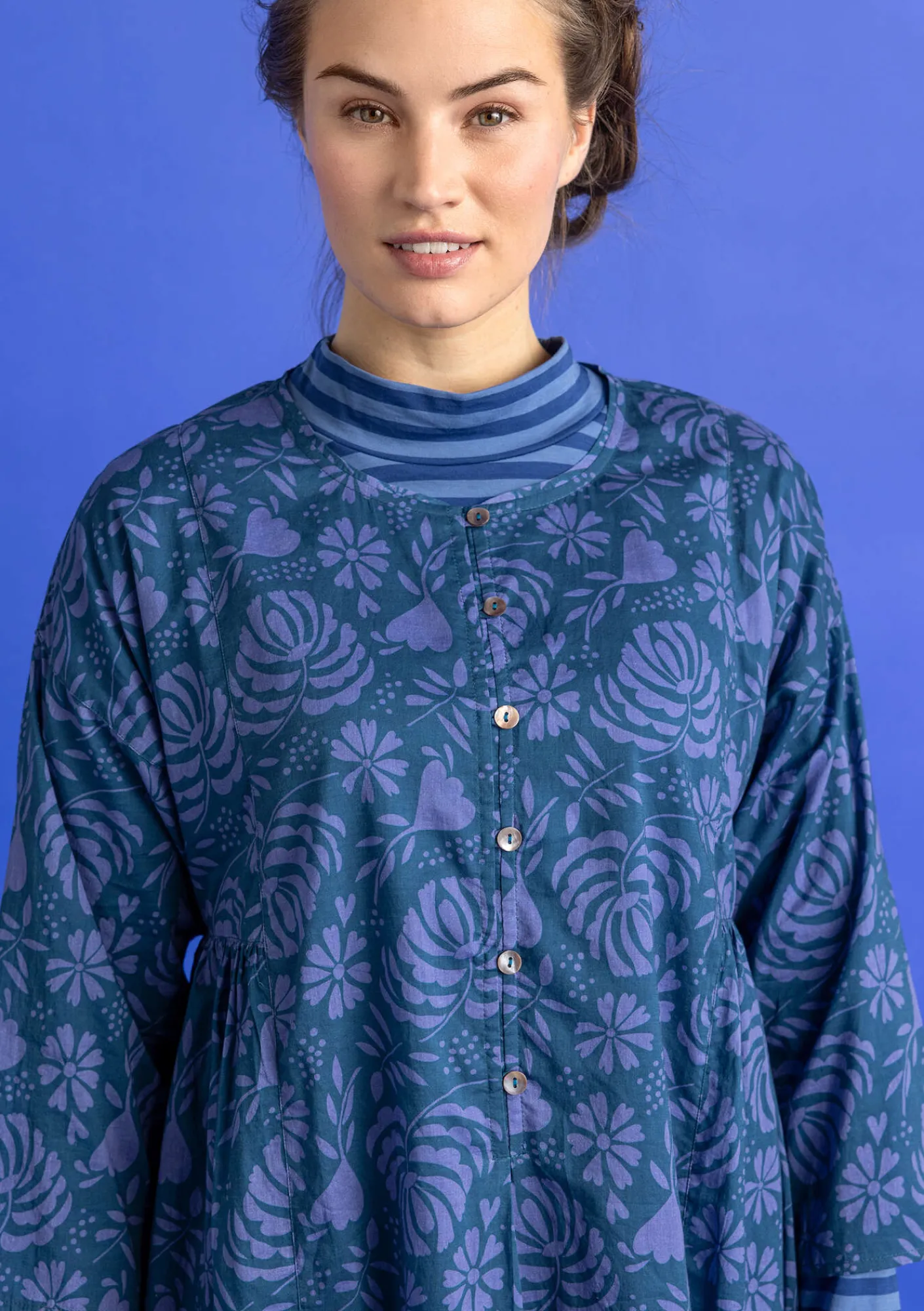 Gudrun Sjödén Kleider>Kleid „Hedda“ aus Bio-Baumwollgewebe Dunkelpetrol-gemustert