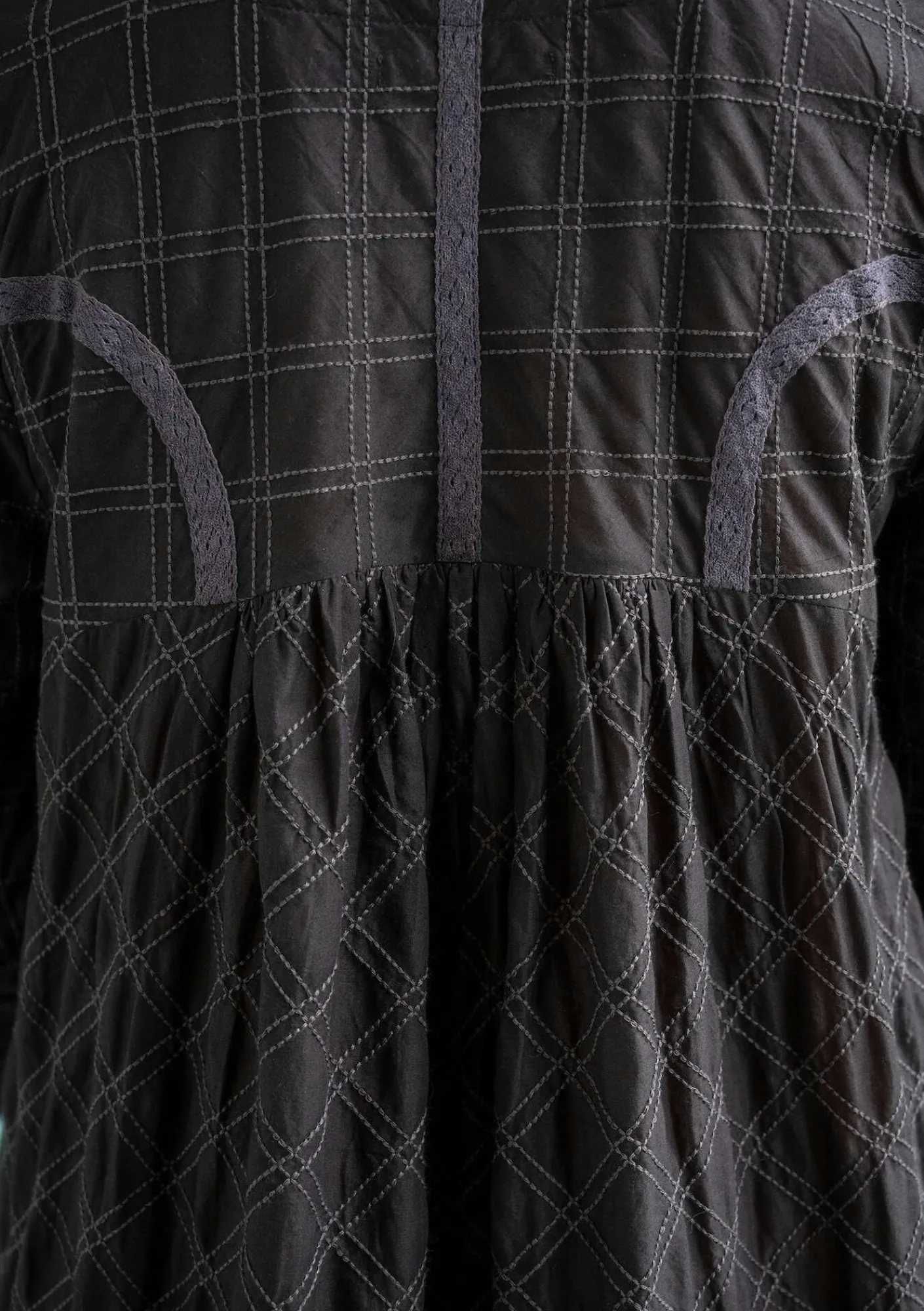 Gudrun Sjödén Kleider>Kleid „Helga“ aus Bio-Baumwollgewebe Dunkelaschgrau