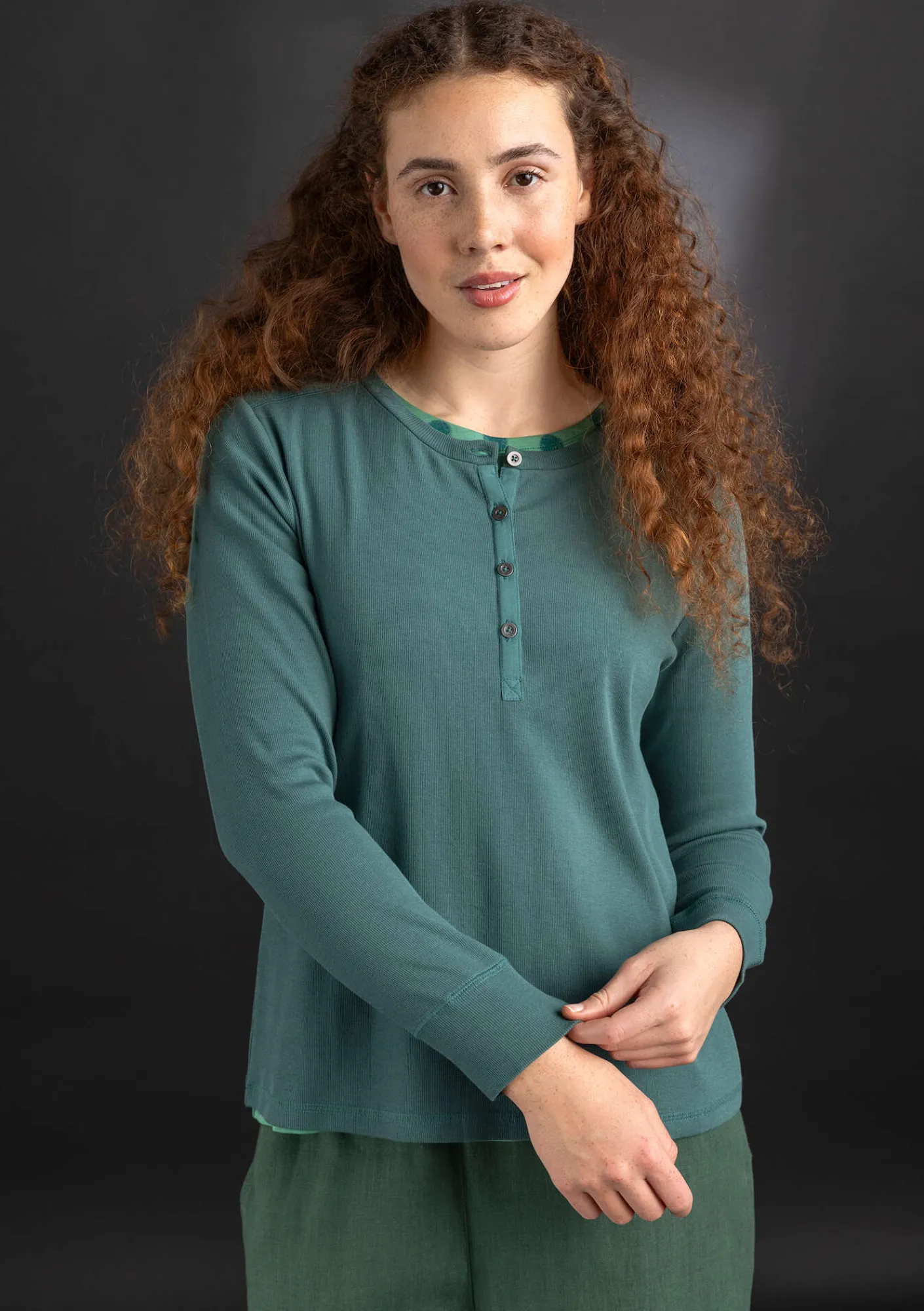 Gudrun Sjödén Pullover & Shirts>Knopfleistenshirt aus Bio-Baumwollripp Opalgrün