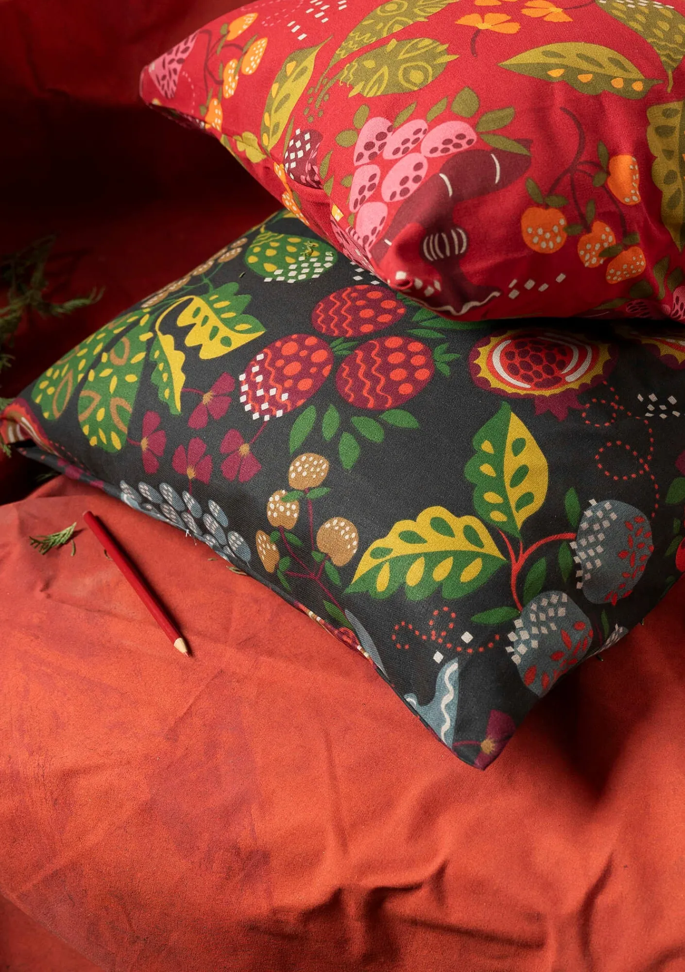 Gudrun Sjödén Stoffe|Heimtextilien>Meterware „Fruits“ aus Bio-Baumwolle Dunkelaschgrau