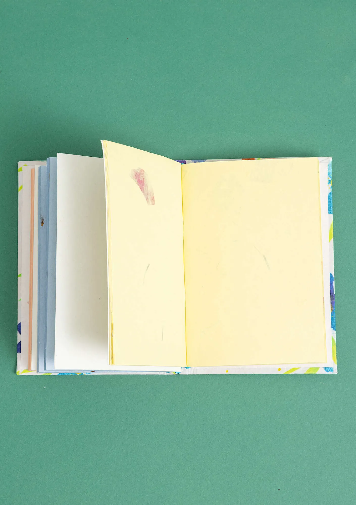 Gudrun Sjödén Bücher|Dekoration & Accessoires>Notizbuch „Brush“ aus Papier mit stoffbezogenem Einband Weiß