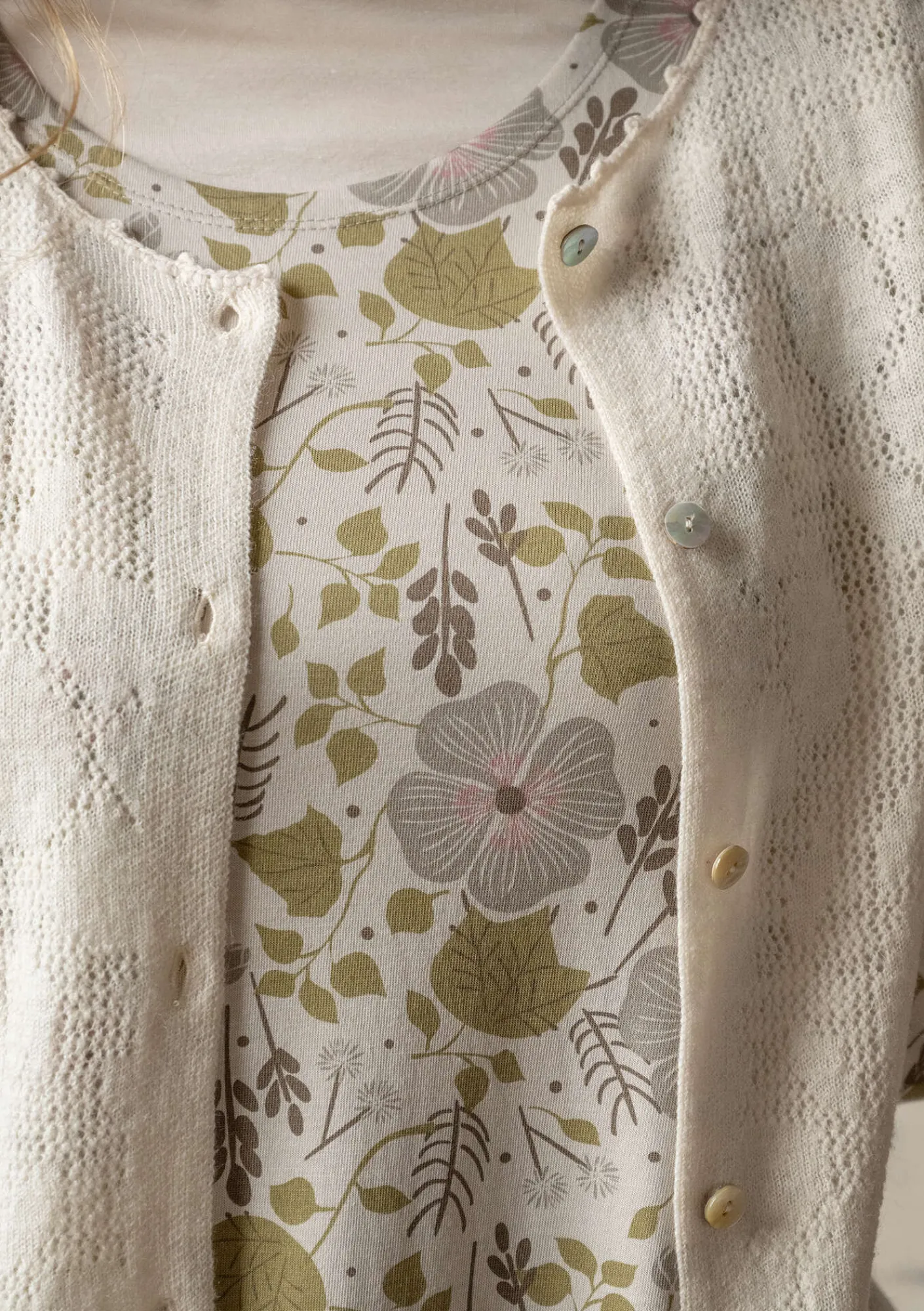 Gudrun Sjödén Strickjacken>Pointelle-Strickjacke „Blomstra“ aus Bio-Wolle Feder