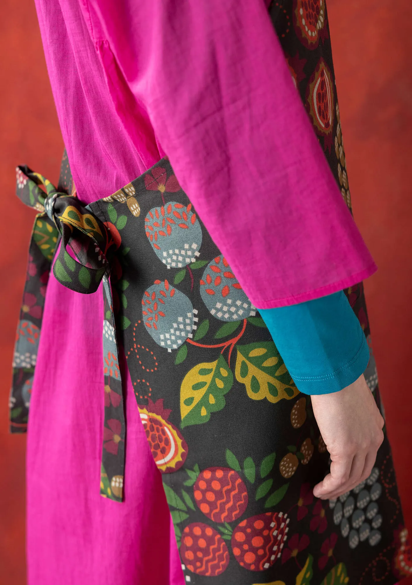 Gudrun Sjödén Küche & Esszimmer>Schürze „Fruits“ aus Bio-Baumwolle Dunkelaschgrau