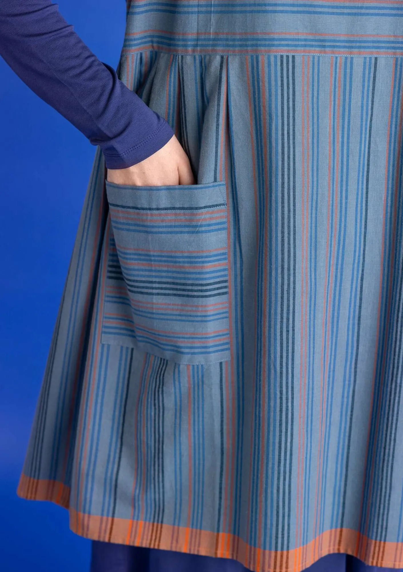 Gudrun Sjödén Kleider>Schürzenkleid „Ava“ aus Bio-Baumwollgewebe Leinenblau