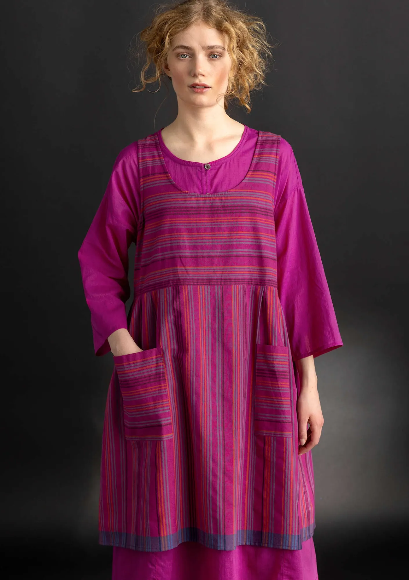 Gudrun Sjödén Kleider>Schürzenkleid „Ava“ aus Bio-Baumwollgewebe Hibiskus