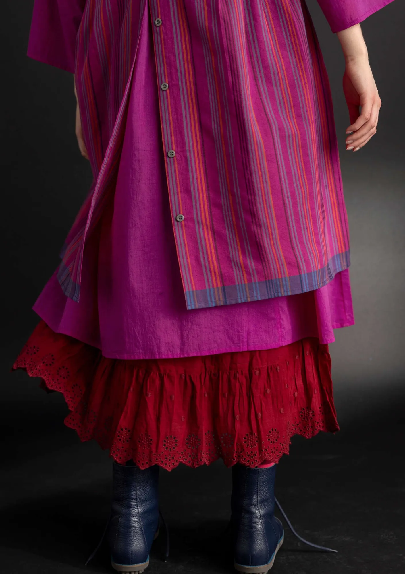 Gudrun Sjödén Kleider>Schürzenkleid „Ava“ aus Bio-Baumwollgewebe Hibiskus