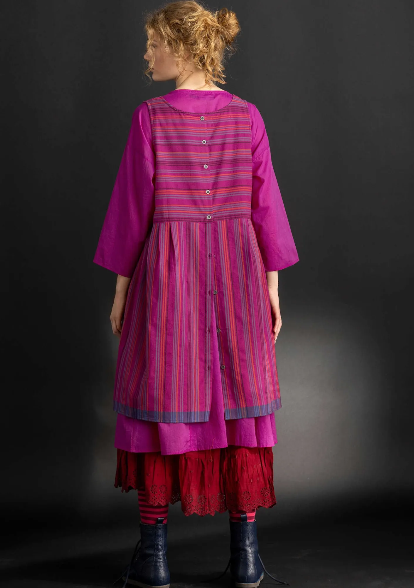 Gudrun Sjödén Kleider>Schürzenkleid „Ava“ aus Bio-Baumwollgewebe Hibiskus