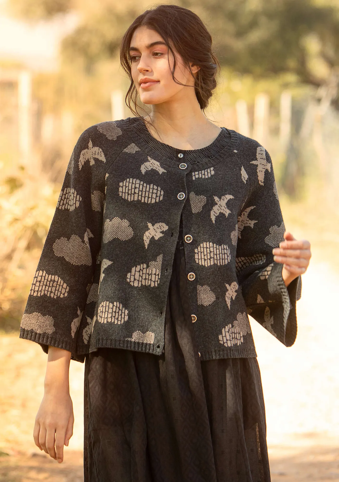 Gudrun Sjödén Strickjacken>Strickjacke „Flyttfågel“ aus Recycling-Wollmischung/Recycling-Baumwolle Dunkelaschgrau-melange