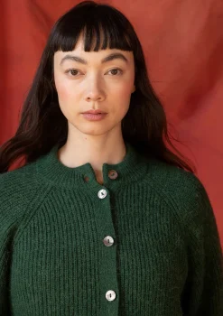 Gudrun Sjödén Strickjacken>Strickjacke „Vinternatt“ aus Bio- und Recycling-Baumwolle/Alpakawollgemisch Dunkelgrün