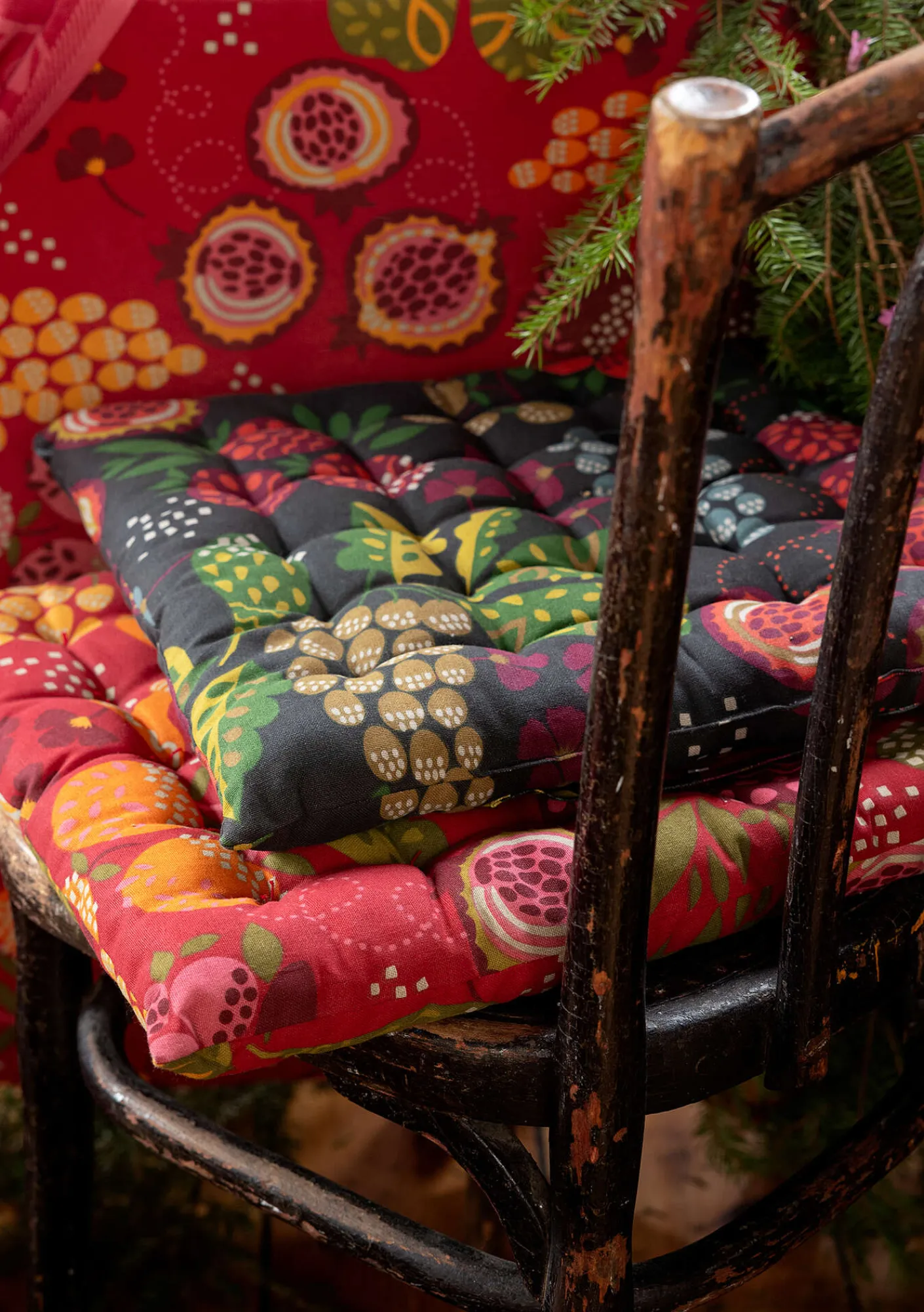 Gudrun Sjödén Küche & Esszimmer>Stuhlkissen „Fruits“ aus Bio-Baumwolle Dunkelaschgrau