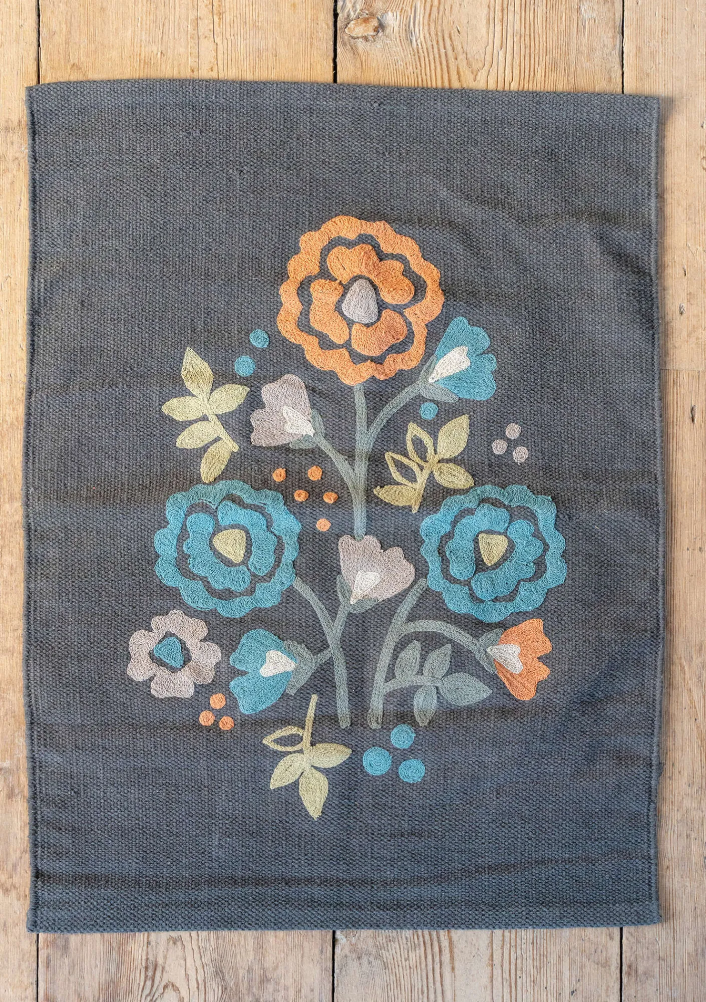 Gudrun Sjödén Teppiche|Heimtextilien>Teppich „Wild rose“ aus Bio-Baumwolle Dunkelaschgrau