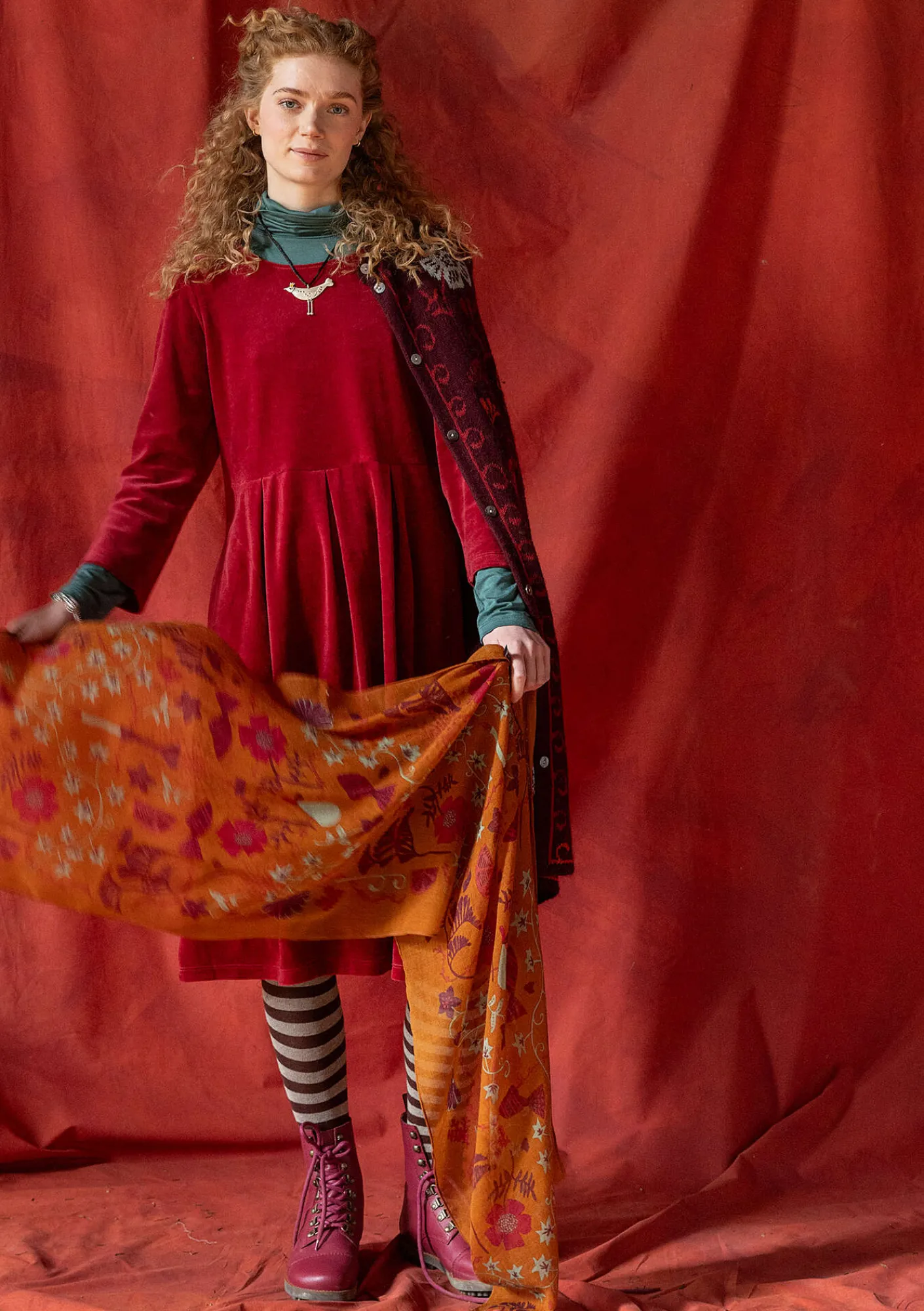 Gudrun Sjödén Kleider>Velourskleid „Fyrverkeri“ aus Bio-Baumwolle/Recycling-Polyester Granatapfel