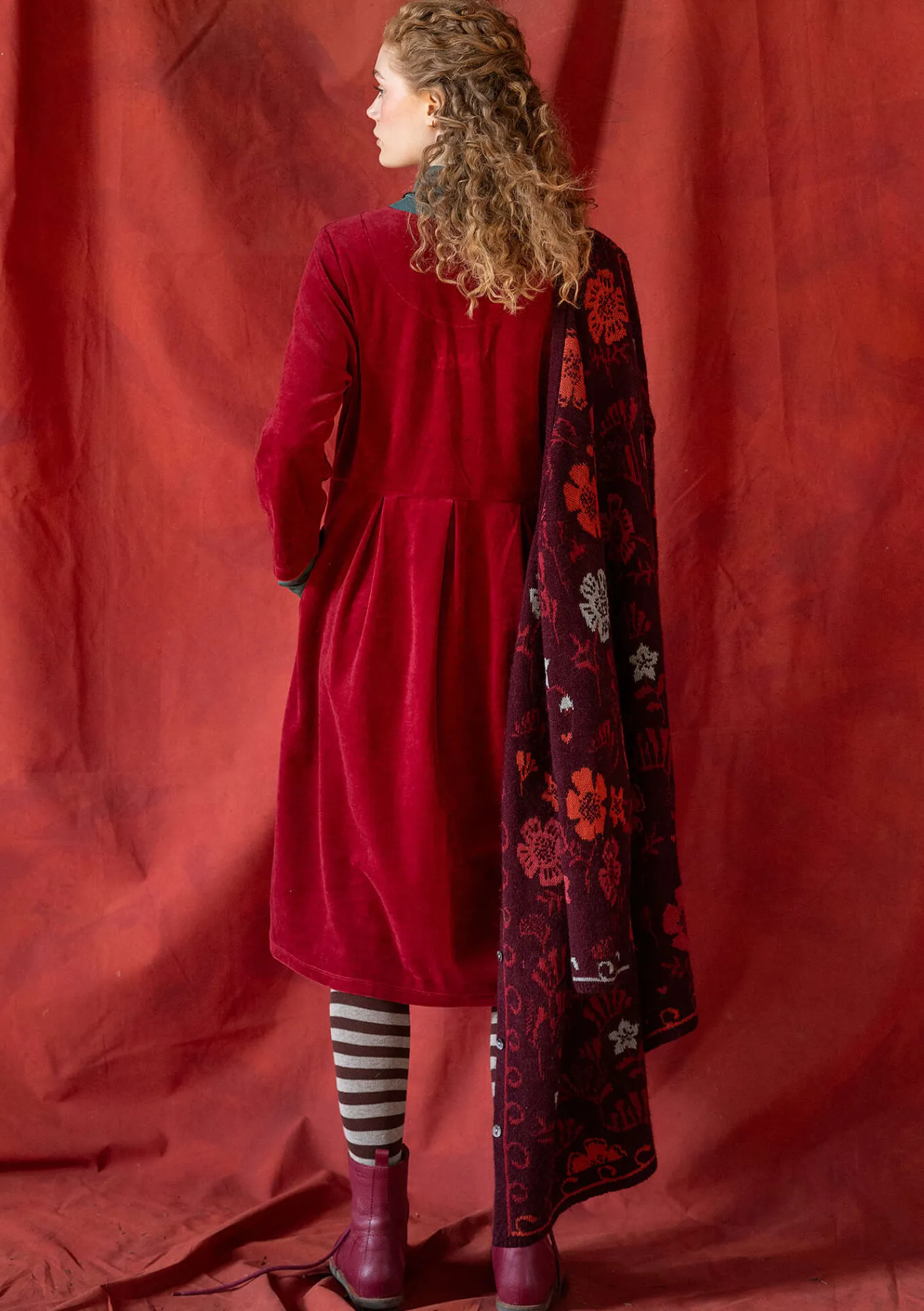 Gudrun Sjödén Kleider>Velourskleid „Fyrverkeri“ aus Bio-Baumwolle/Recycling-Polyester Granatapfel