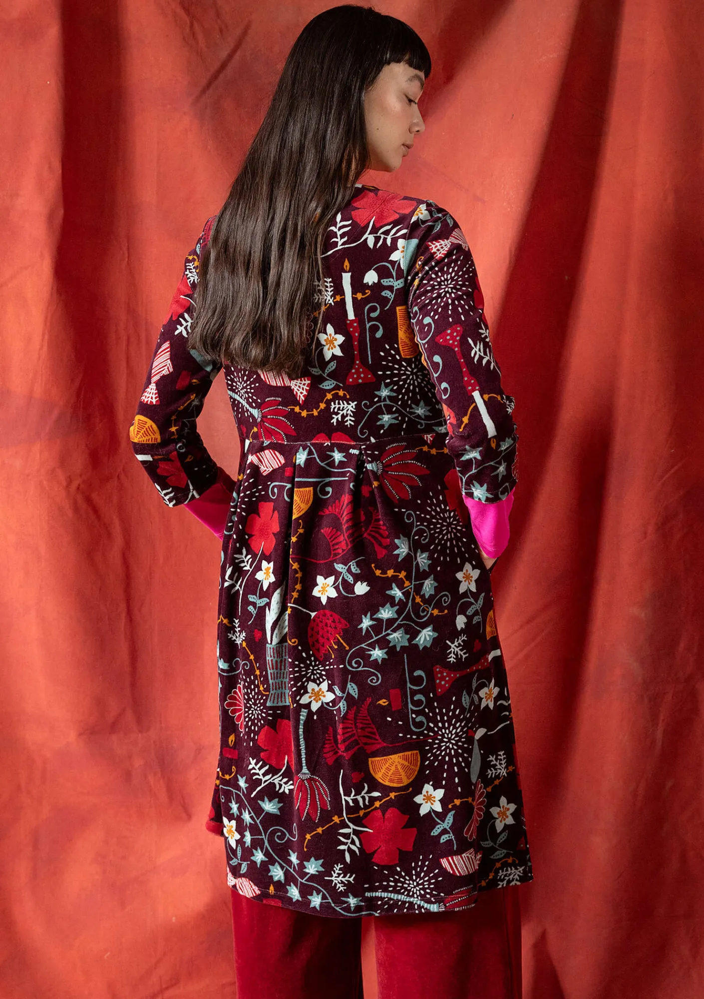 Gudrun Sjödén Kleider>Velourskleid „Fyrverkeri“ aus Bio-Baumwolle/Recycling-Polyester Aubergine-gemustert