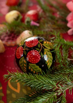 Gudrun Sjödén Dekoration & Accessoires>Weihnachtskugel „Gnistra“ aus Papiermaschee Mohn