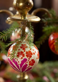 Gudrun Sjödén Dekoration & Accessoires>Weihnachtskugel „Gnistra“ aus Papiermaschee Cerise