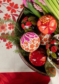 Gudrun Sjödén Dekoration & Accessoires>Weihnachtskugel „Gnistra“ aus Papiermaschee Cerise